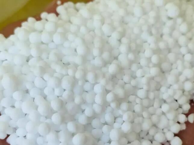 What is the difference between urea and fertilizer